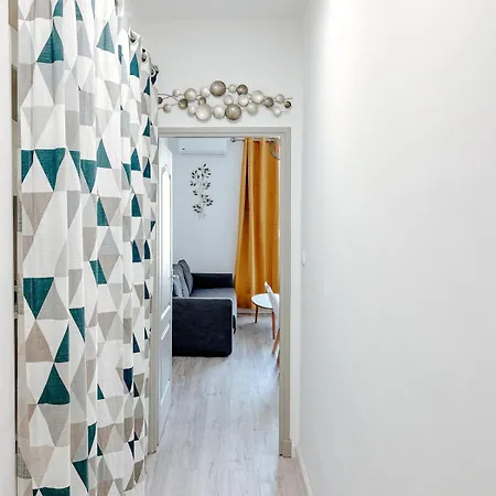 Elegant With Balcony, Lejlighed *