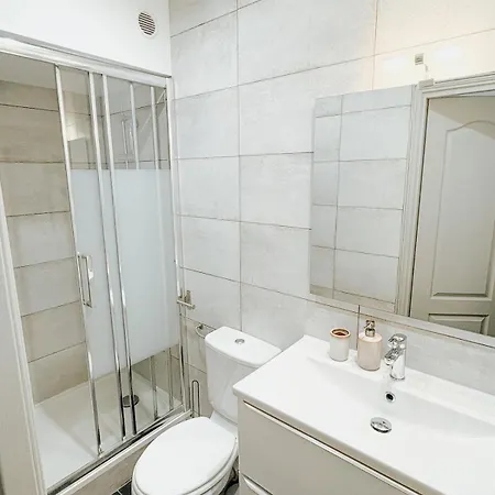شقة Elegant With Balcony,