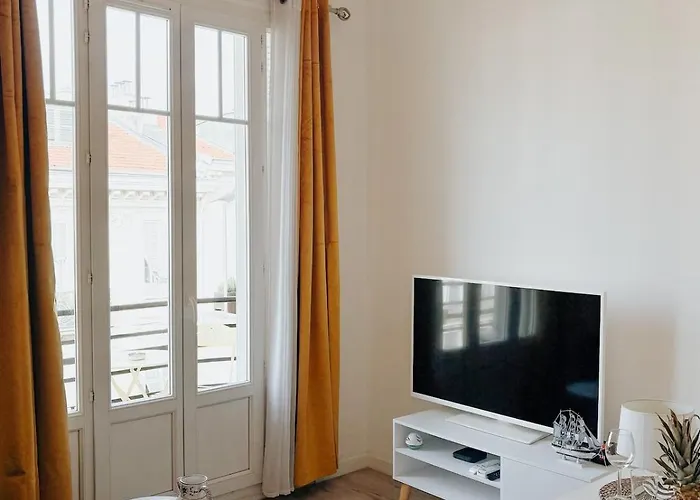 Apartment Elegant With Balcony, Nice