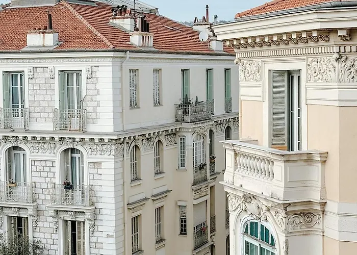 Elegant With Balcony, شقة