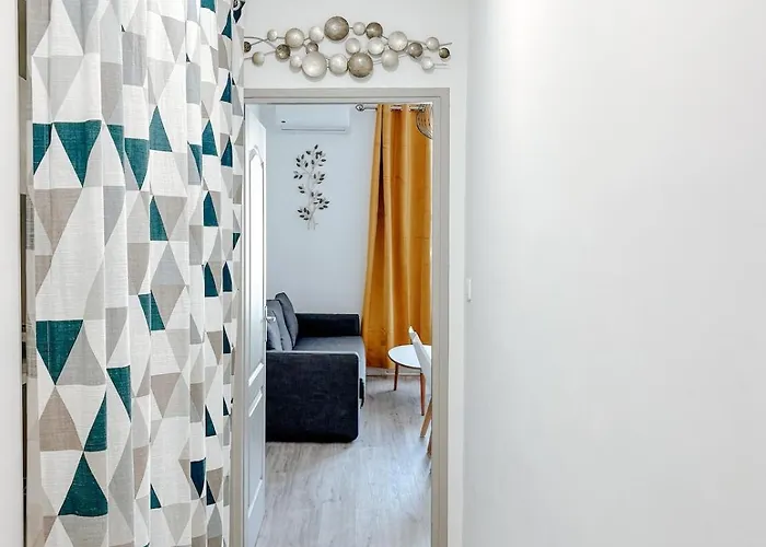 Elegant With Balcony, شقة *