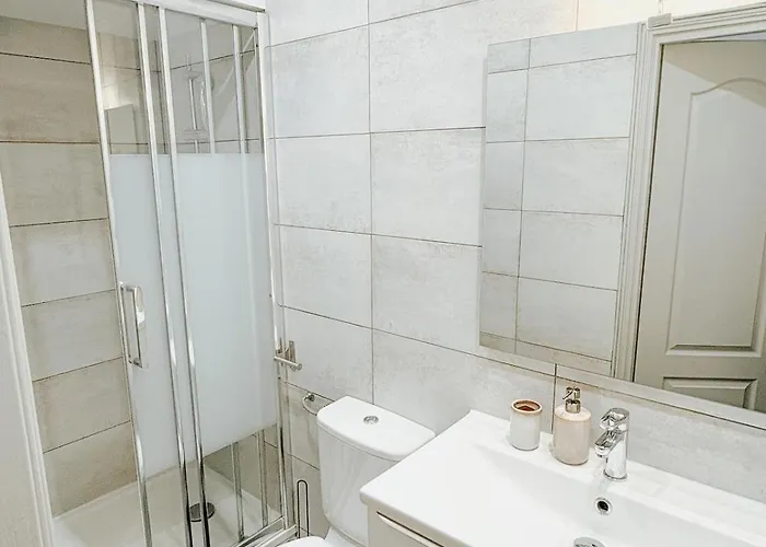 شقة Elegant With Balcony,