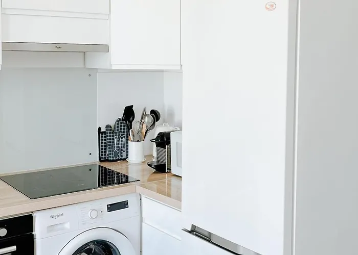 Elegant With Balcony, شقة